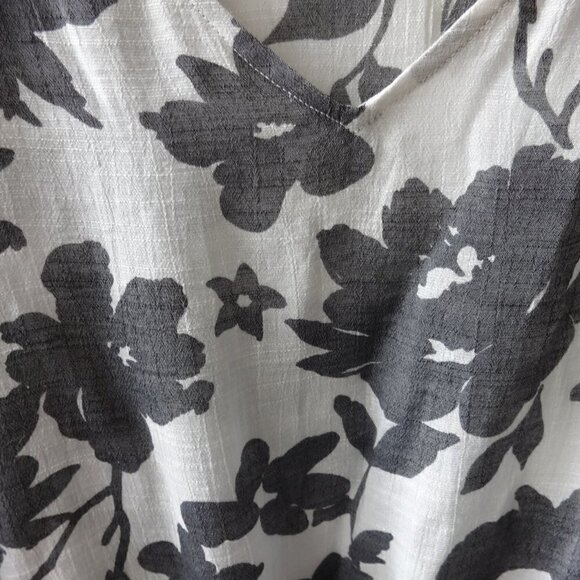 Olivia and Martin  2X ,women's sheer top, front tie, V-neck, blk, and white - Picture 5 of 7